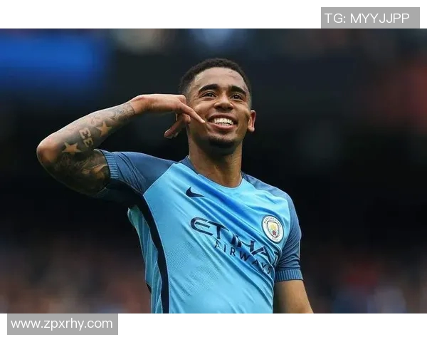 足球巨星炫肌肉展示力量与魅力 打破传统运动员形象引领新潮流